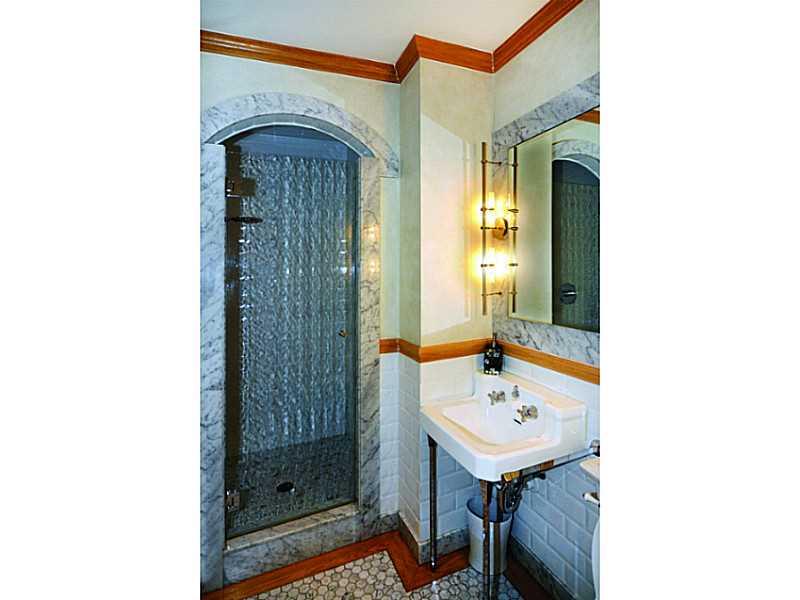 1040 Highmont Road Pittsburgh, PA 15232 - Photo 17 of 25 Full Bath.