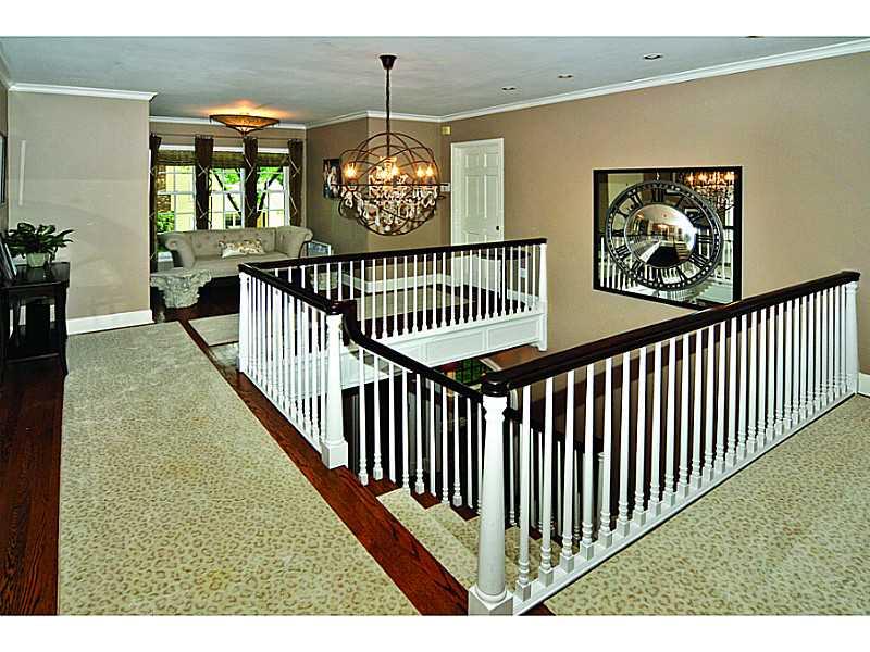 1040 Highmont Road Pittsburgh, PA 15232 - Photo 10 of 25 Entry/Foyer.