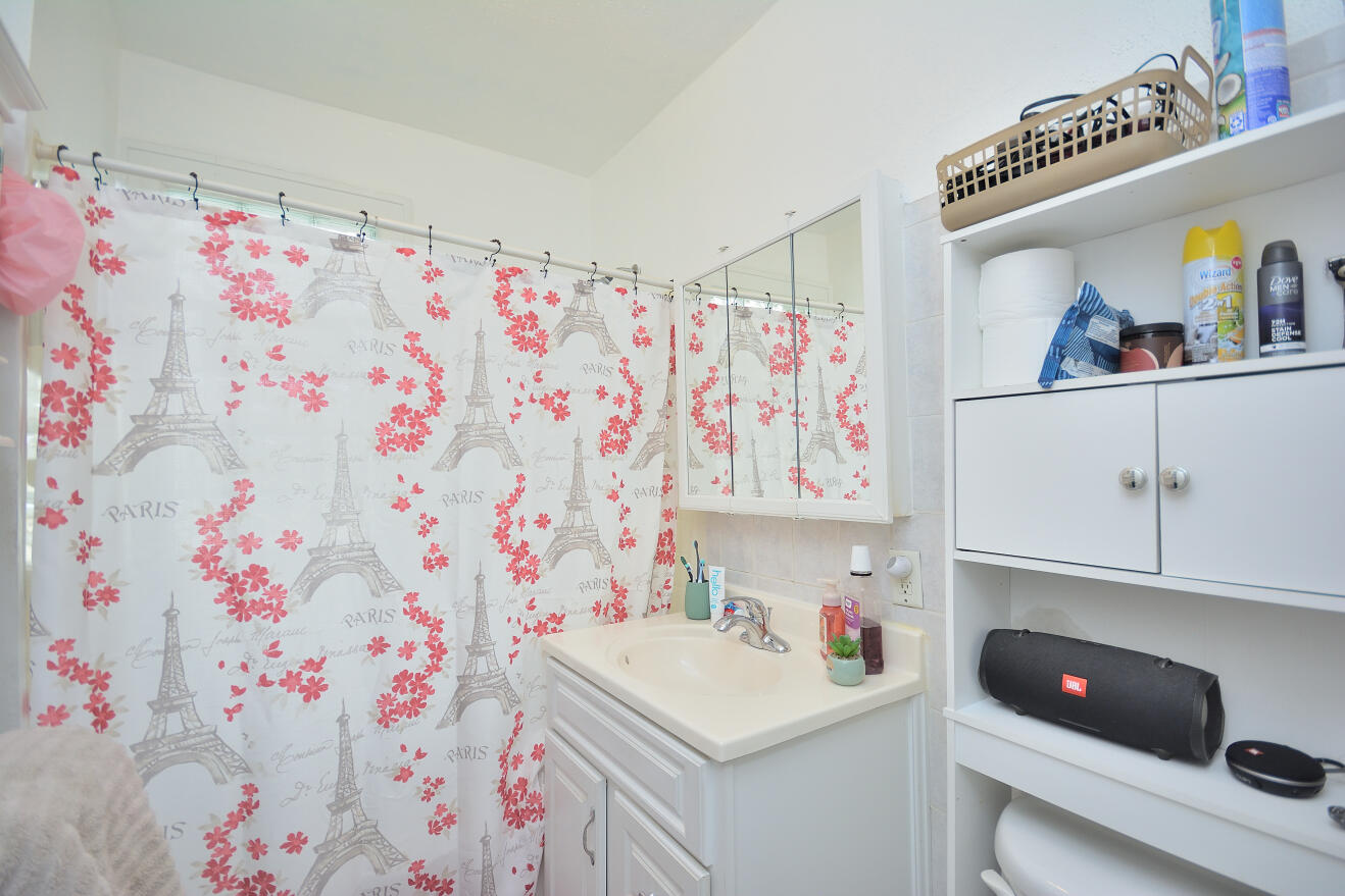 2148 South 33rd Street, Unit A Milwaukee, WI 53215 - Photo 9 of 20 Upper bath