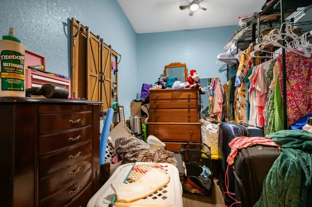 a bed room with a bed and a closet