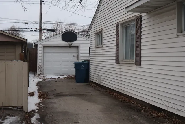 a view of entryway of a house