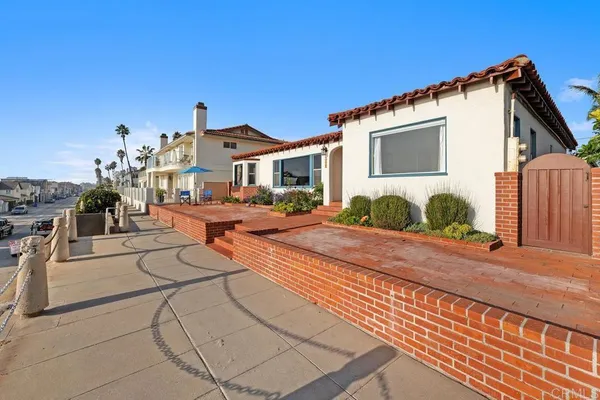 a view of a house with entertaining space