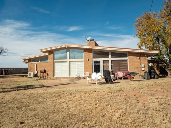 a view of a house with backyard