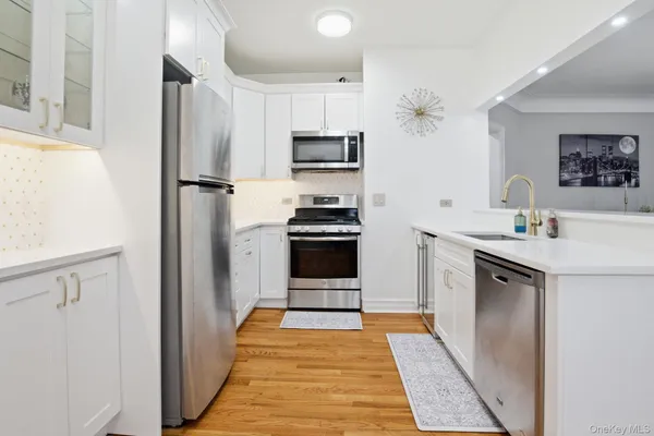$3,600 | 26 Pondfield Road, Unit 4F, Bronxville, NY 10708