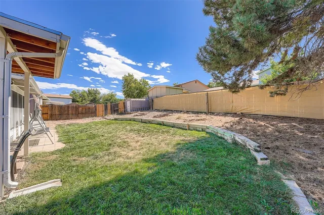 a view of a backyard