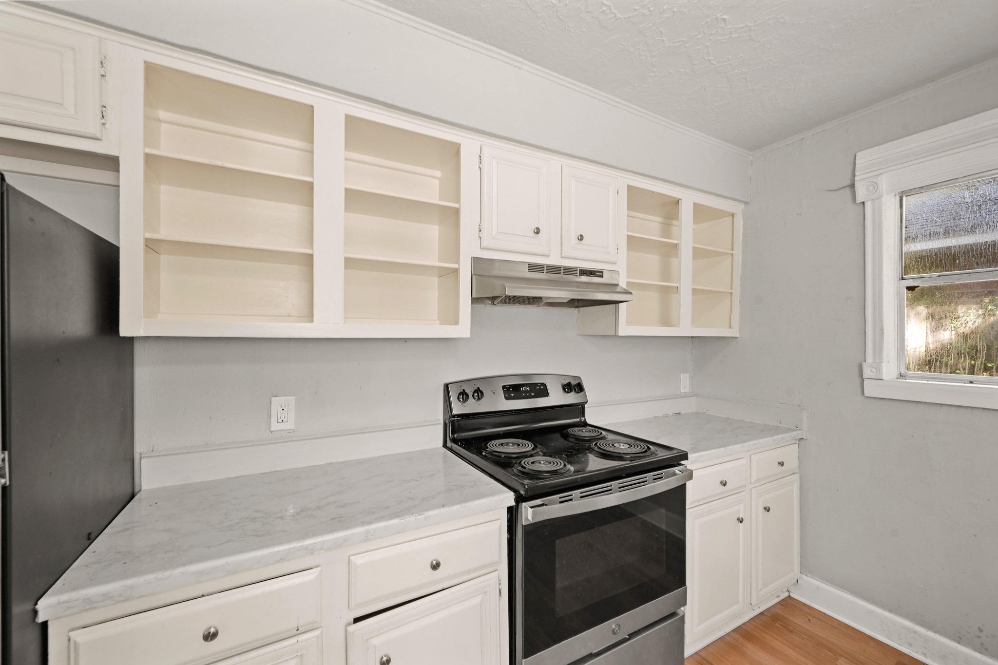 19302 Pocito Court Humble, TX 77346 - Photo 7 of 28 Closer view of the left side of the kitchen with a gas stove.