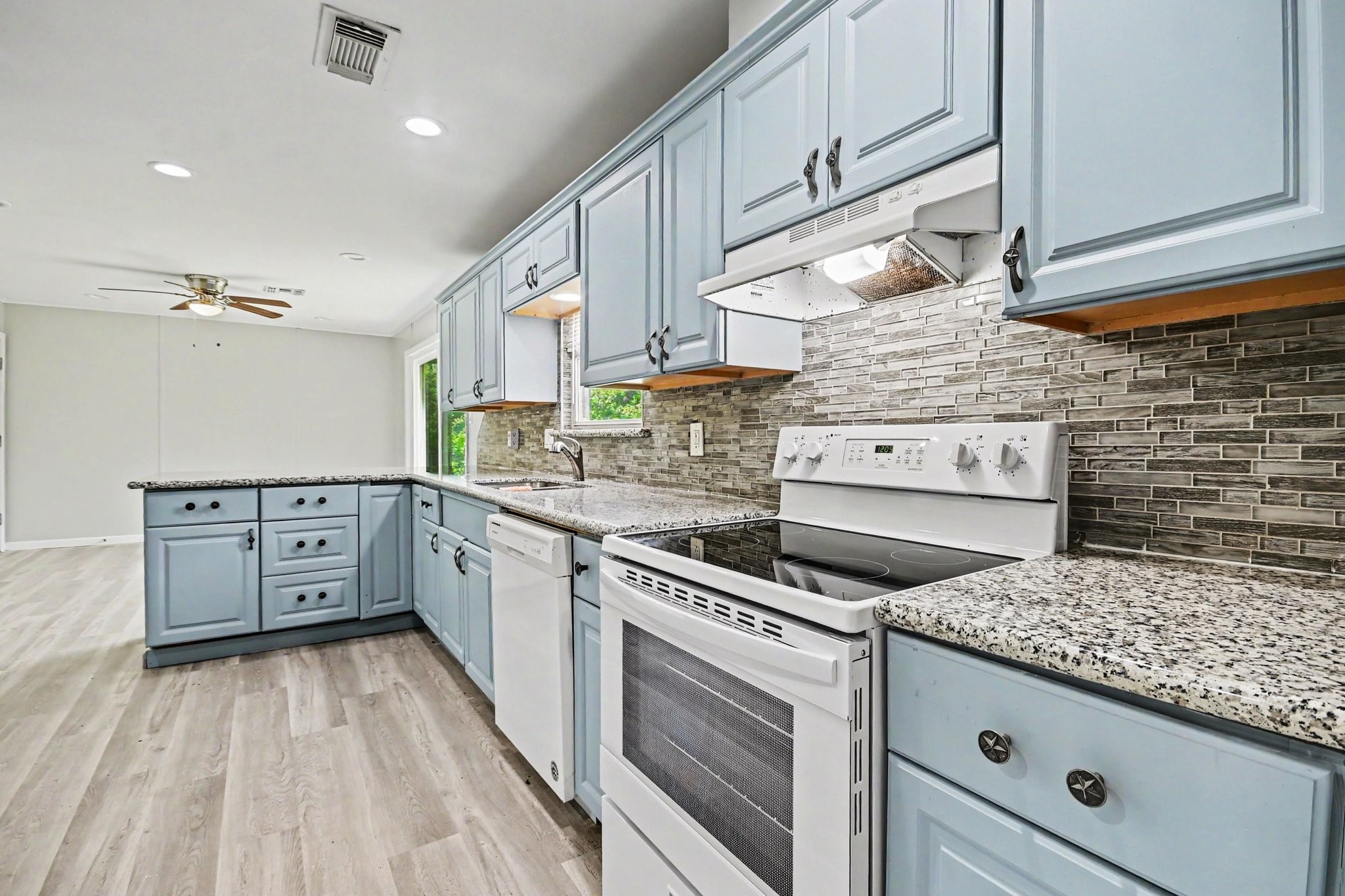 203 Chestnut Street Lake Jackson, TX 77566 - Photo 11 of 31