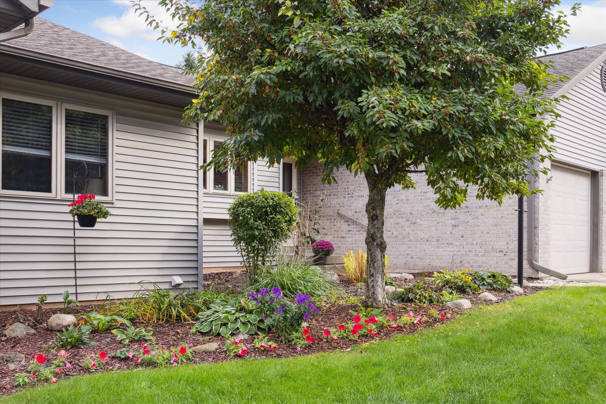 2486 Falcon Point Drive Northwest Grand Rapids, MI 49534 - Photo 4 of 40 03-2486-Falcon-Point-Dr-NW-Walker-MI-495