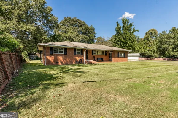 a view of a house with a backyard