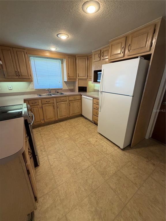 517 London Road Winter Park, FL 32792 - Photo 3 of 13 a kitchen with refrigerator and cabinets