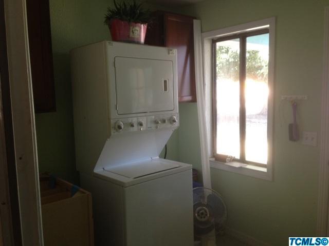 26451 Harrison Road Visalia, CA 93277 - Photo 5 of 16 a utility room with dryer and washer