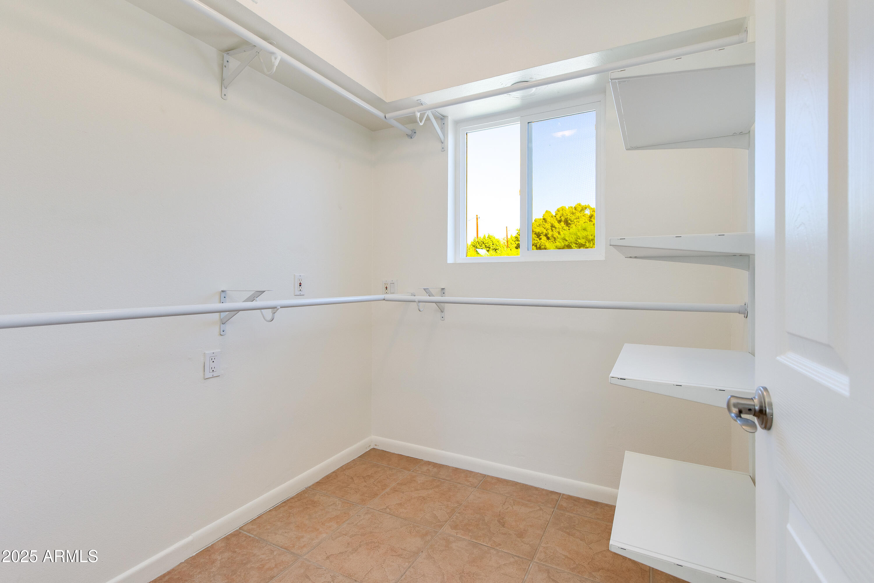 4808 North 29th Place Phoenix, AZ 85016 - Photo 8 of 18 a bathroom with a window