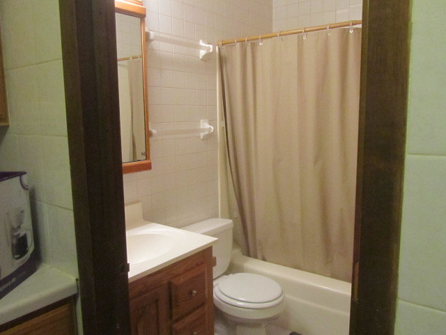 39 Bermuda, Unit 4 Fox Lake, IL 60020 - Photo 2 of 11 a bathroom with a shower curtain