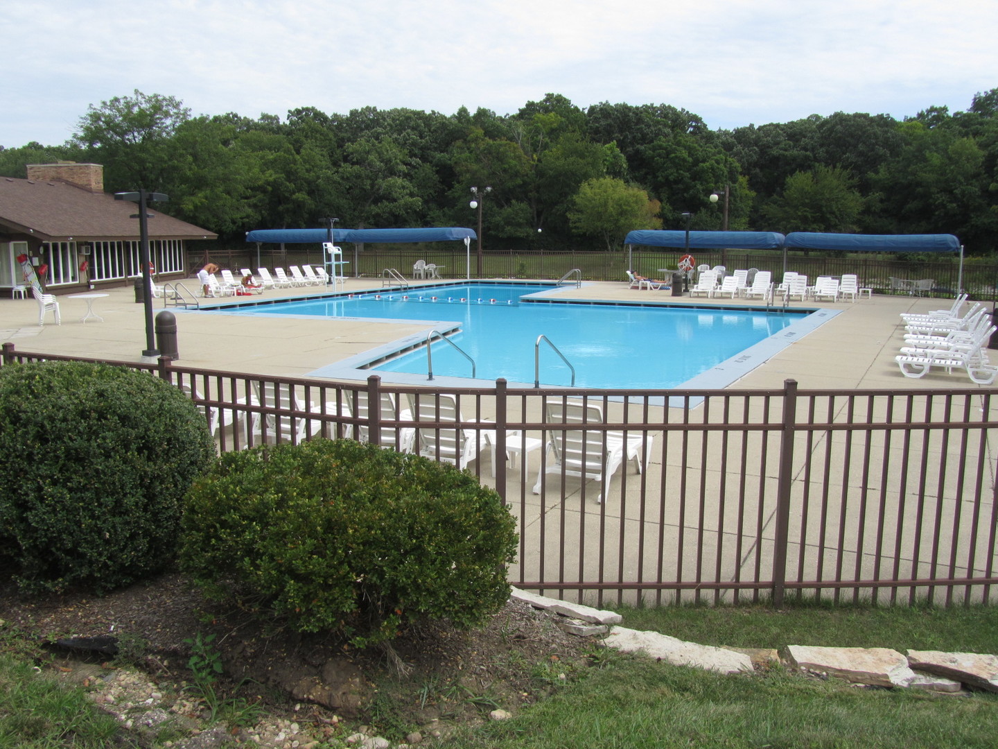 39 Bermuda, Unit 4 Fox Lake, IL 60020 - Photo 7 of 11 a view of a swimming pool with a patio