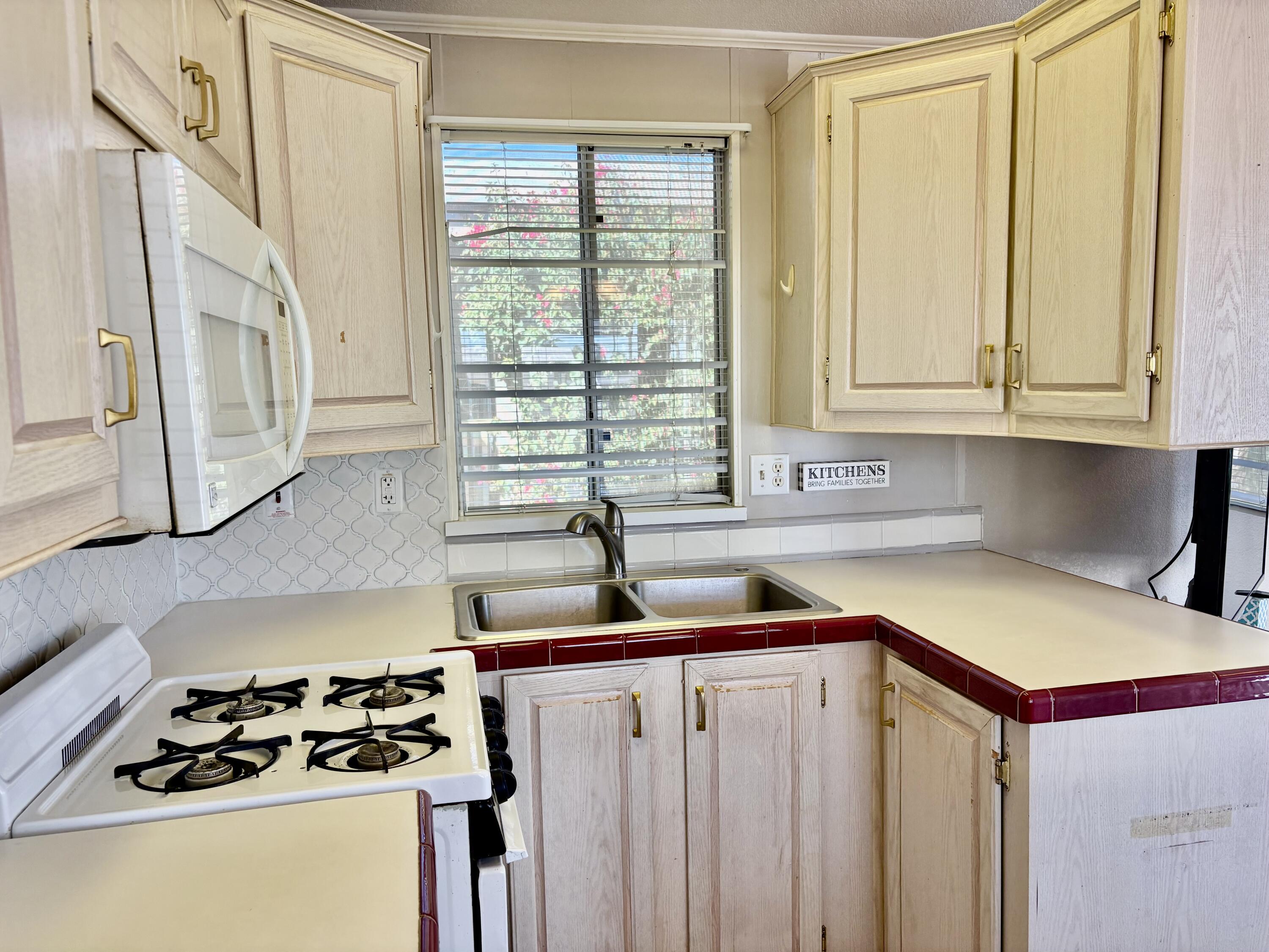 74711 Dillon Road, Unit 173 Desert Hot Springs, CA 92241 - Photo 11 of 47 Kitchen