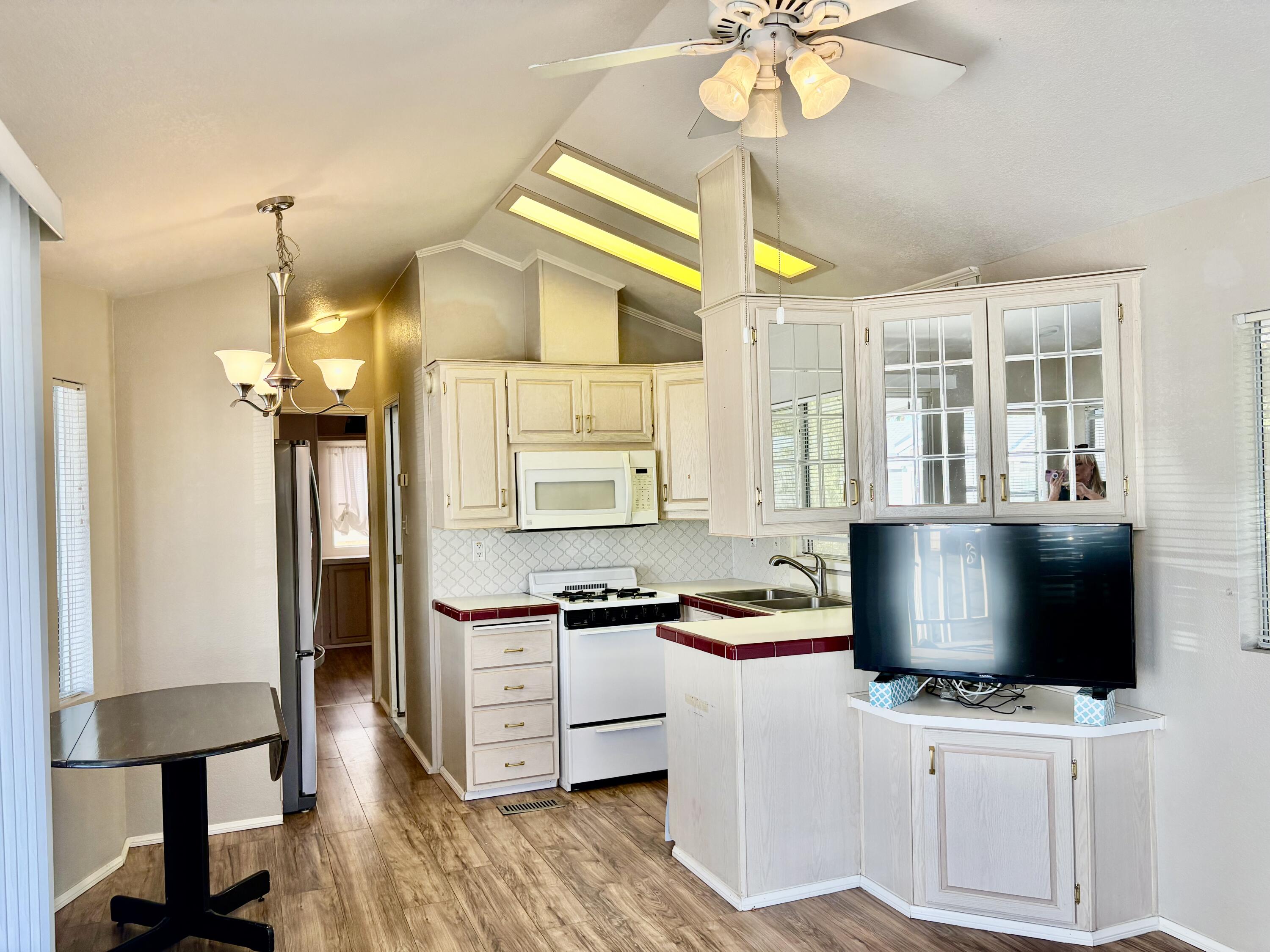 74711 Dillon Road, Unit 173 Desert Hot Springs, CA 92241 - Photo 10 of 47 Kitchen
