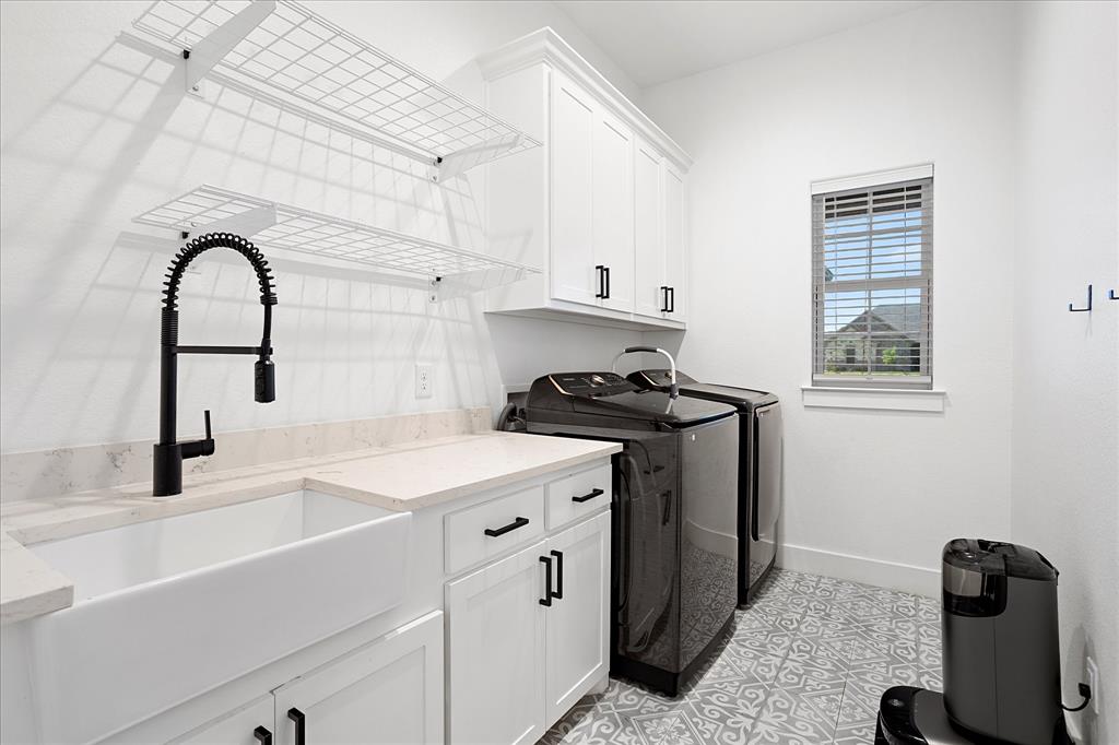 1074 Pioneer Crossing Weatherford, TX 76088 - Photo 31 of 36 a kitchen with a stove and a sink