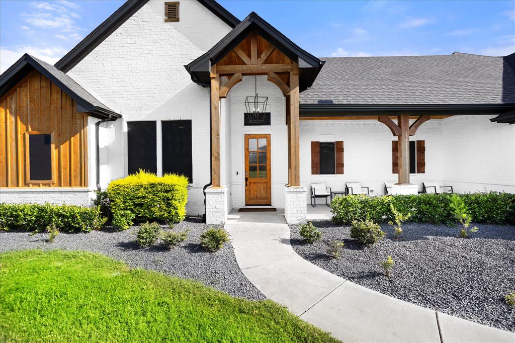 1074 Pioneer Crossing Weatherford, TX 76088 - Photo 4 of 36 a front view of a house with garden