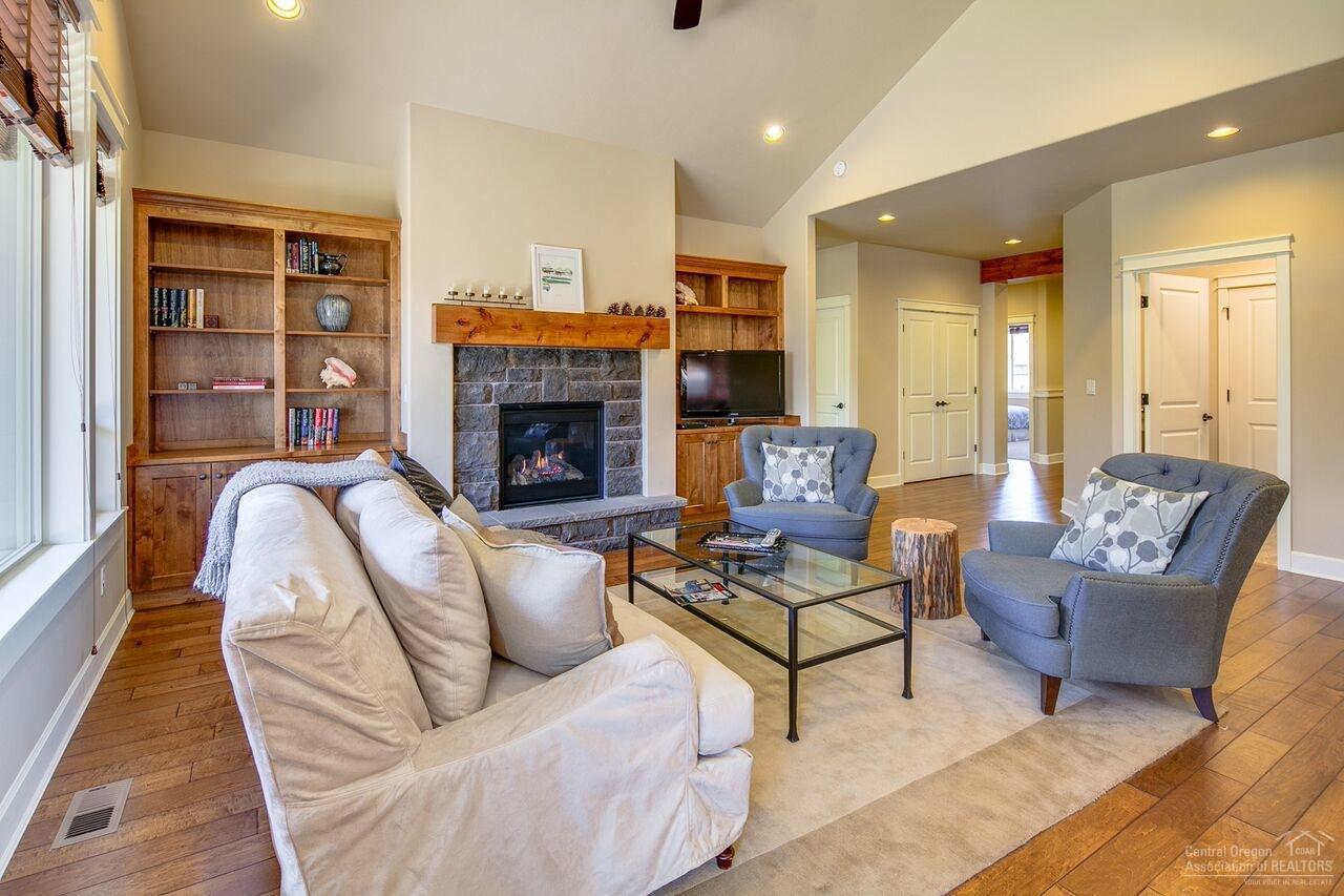 61061 Manhae Loop Bend, OR 97702 - Photo 5 of 25 Gallery Image 5