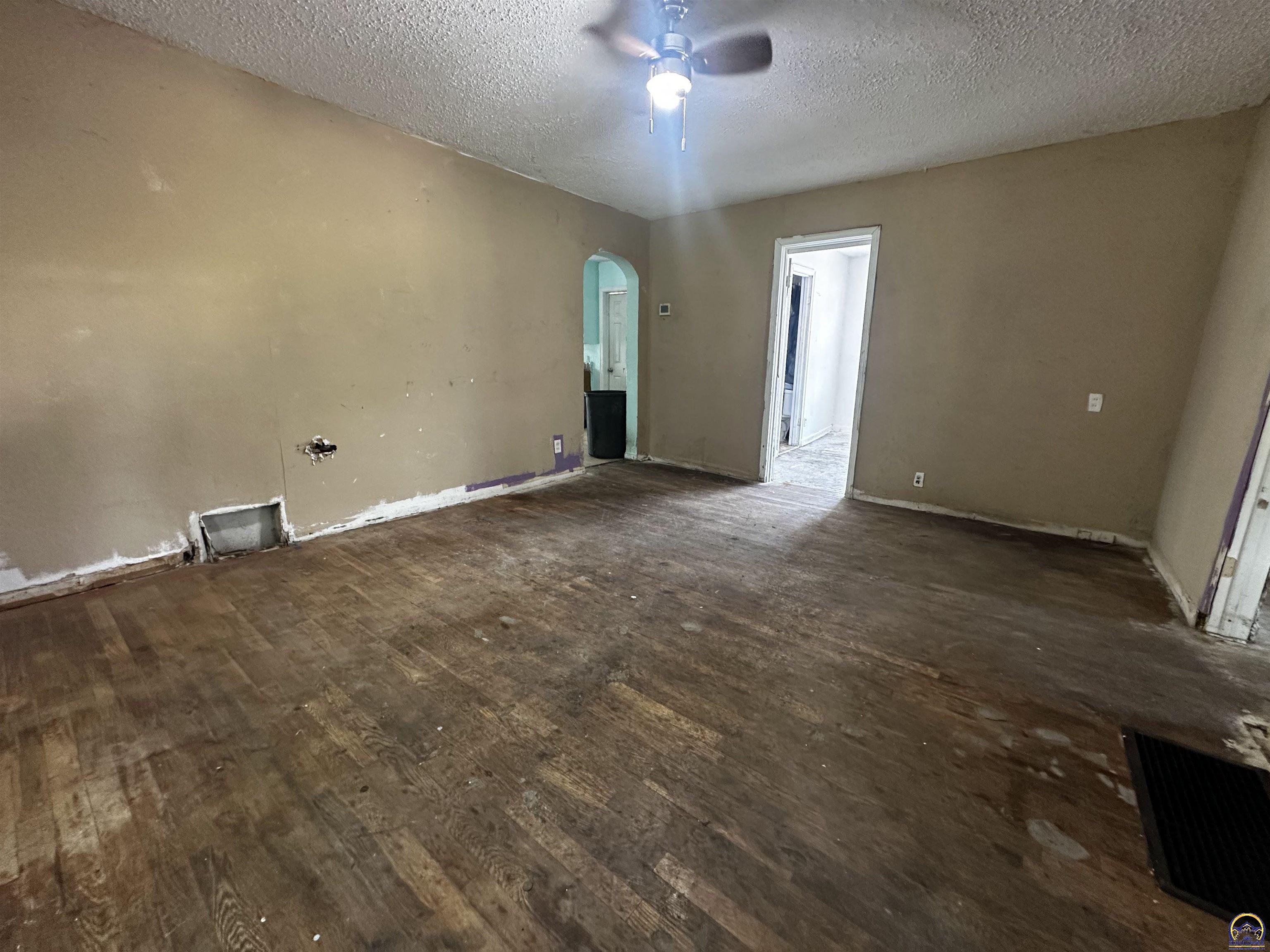 313 Southwest 13th Street Topeka, KS 66612 - Photo 8 of 23