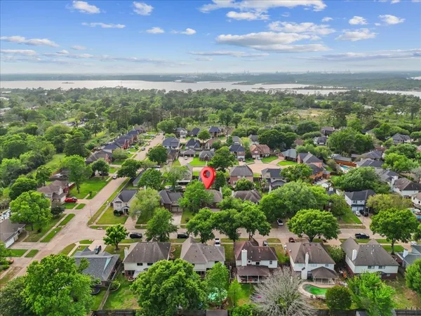 $2,495 | 311 Welford Lane, Highlands, TX 77562