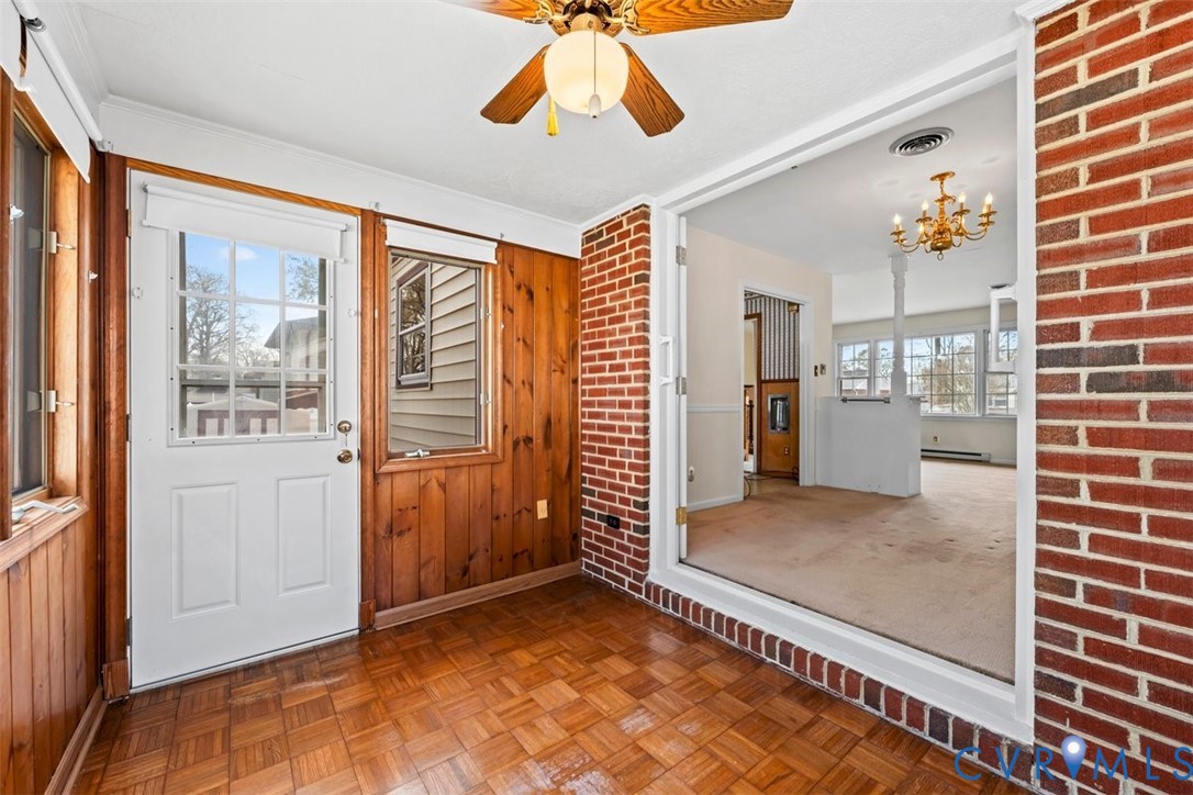 908 Yorkshire Road Colonial Heights, VA 23834 - Photo 22 of 36 Sun room/Sitting area