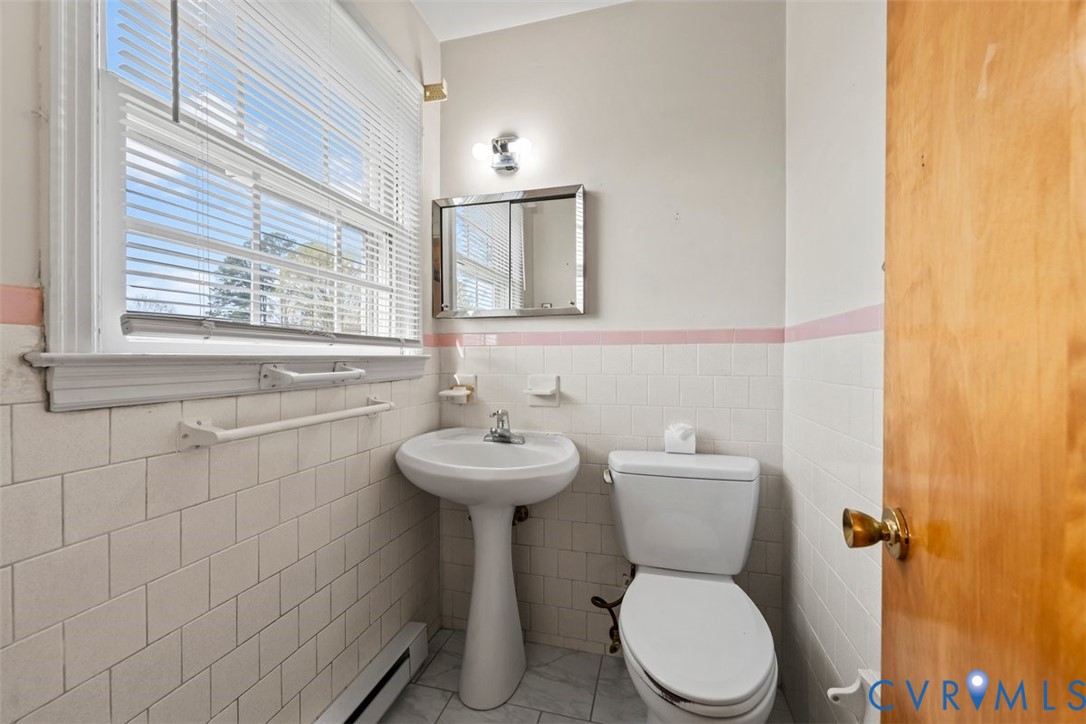 908 Yorkshire Road Colonial Heights, VA 23834 - Photo 26 of 36 1/2 bath in primary