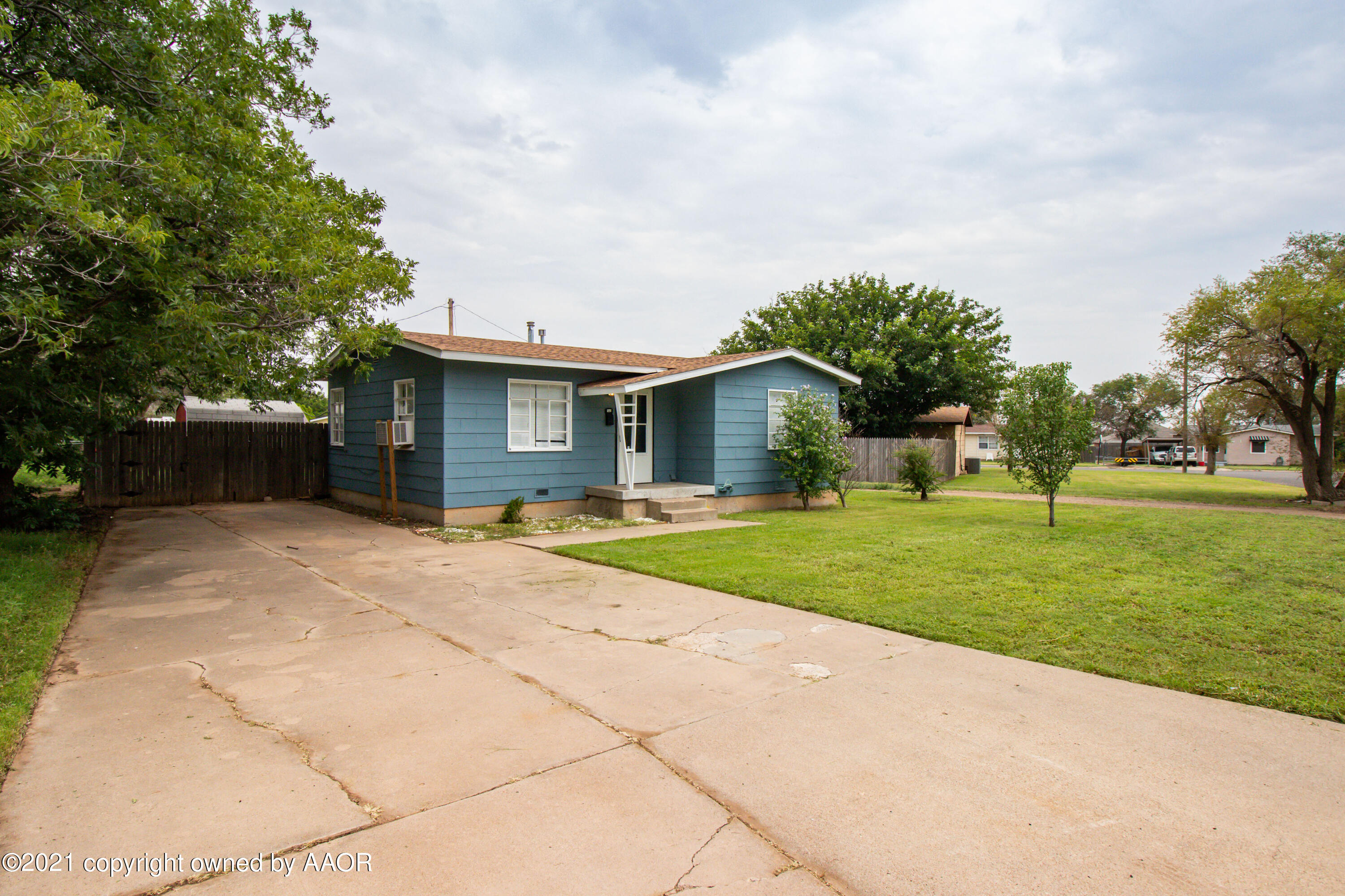 4629 South Lipscomb Street Amarillo, TX 79110 - Photo 2 of 12 a front view of house with yard and green space