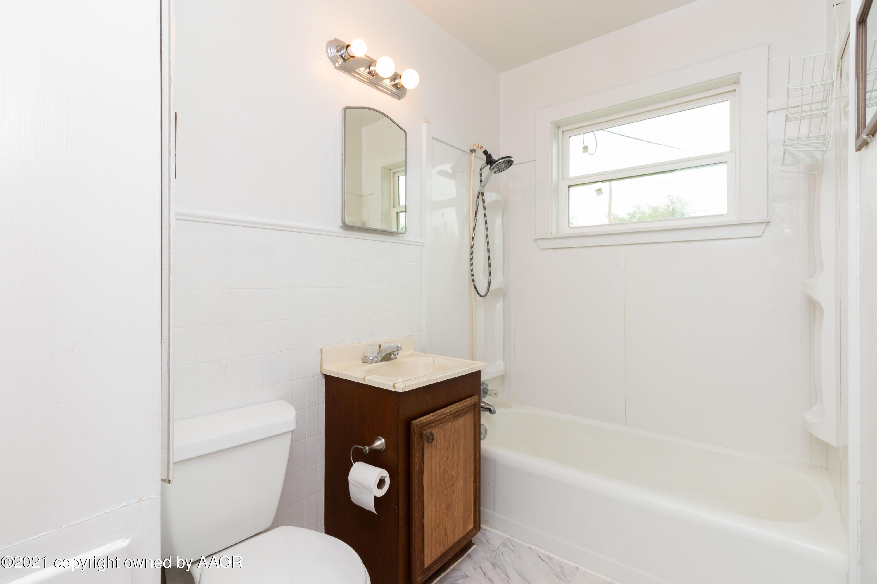 4629 South Lipscomb Street Amarillo, TX 79110 - Photo 11 of 12 a bathroom with a toilet a sink and bathtub