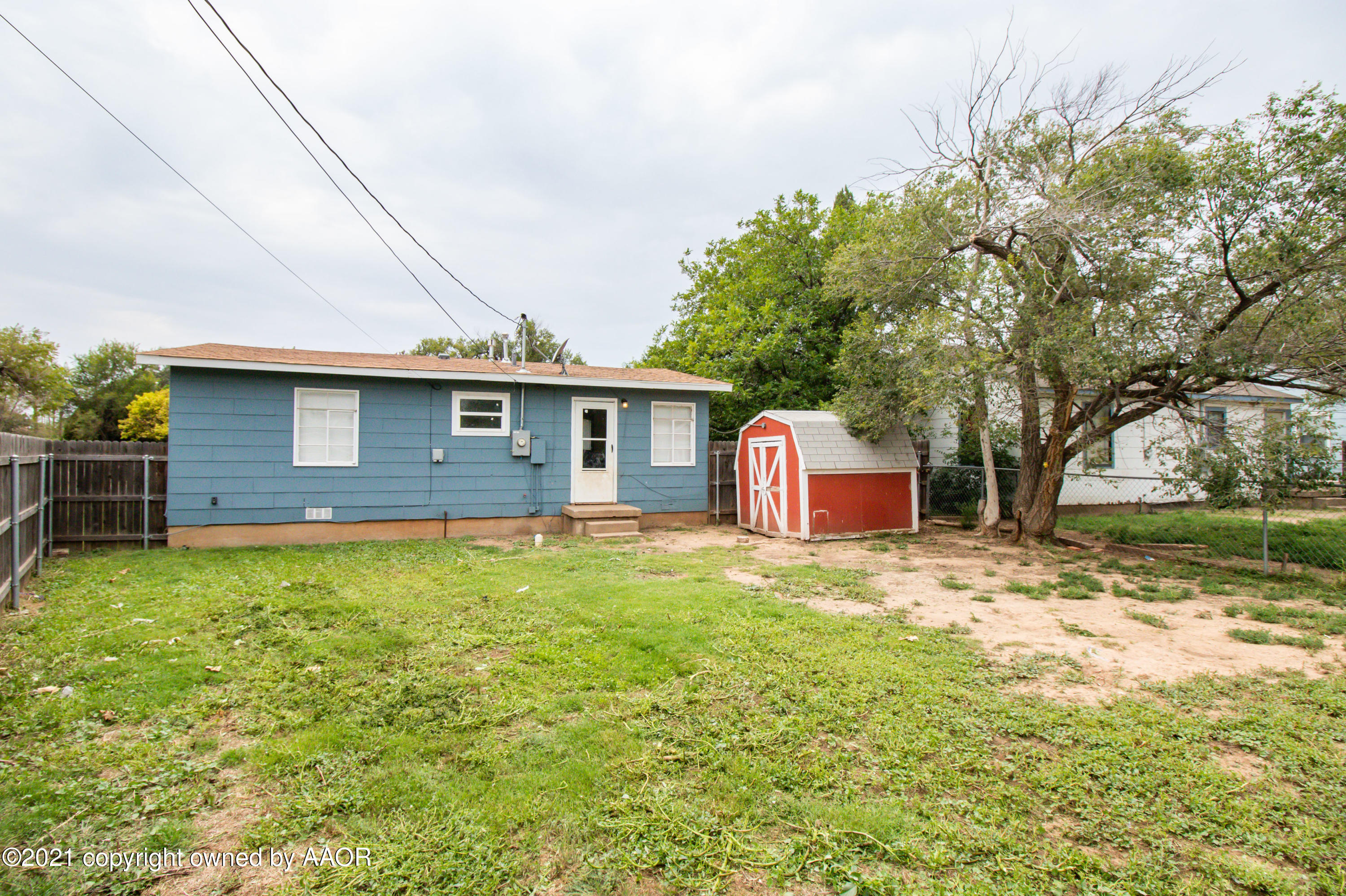 4629 South Lipscomb Street Amarillo, TX 79110 - Photo 12 of 12 a backyard of a house with oven and tree