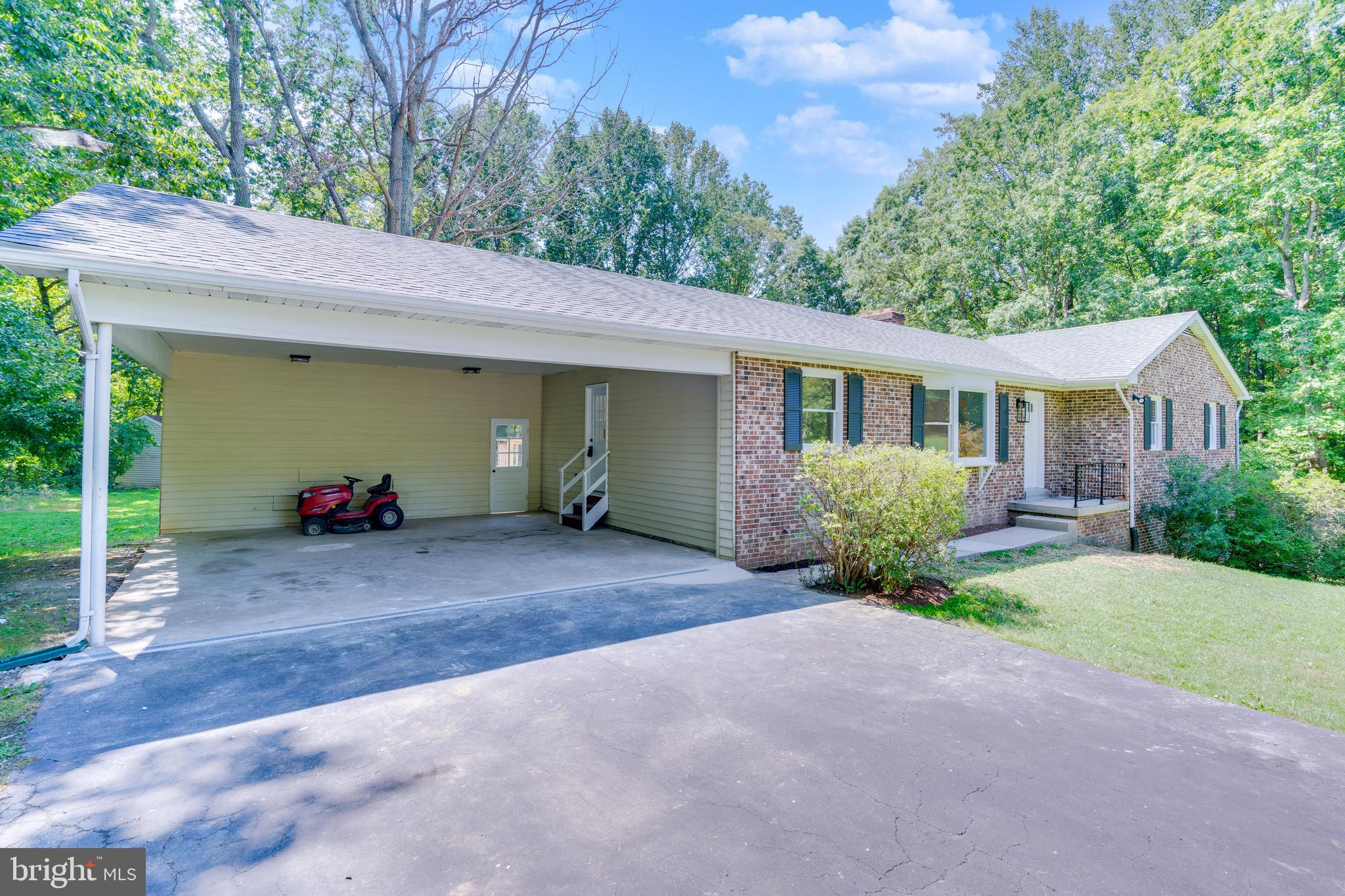 6511 Shamrock Road Manassas, VA 20112 - Photo 3 of 60