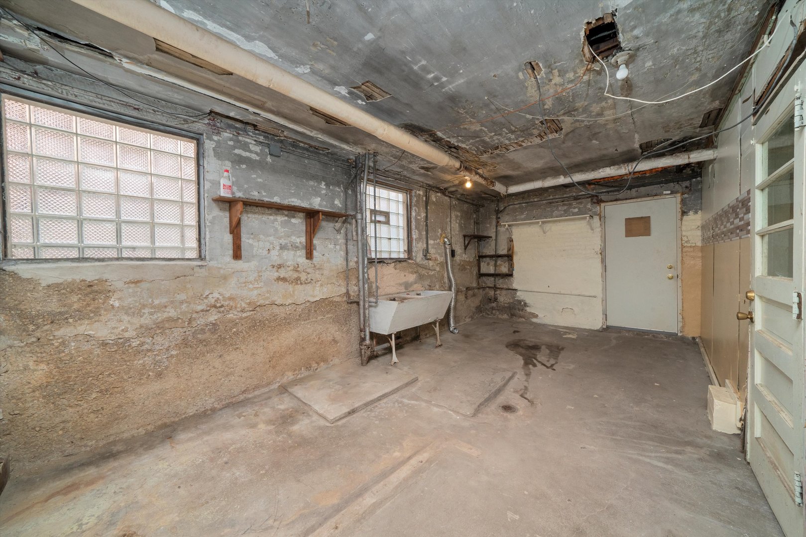 7611 South Aberdeen Street Chicago, IL 60620 - Photo 33 of 45 a view of an empty room