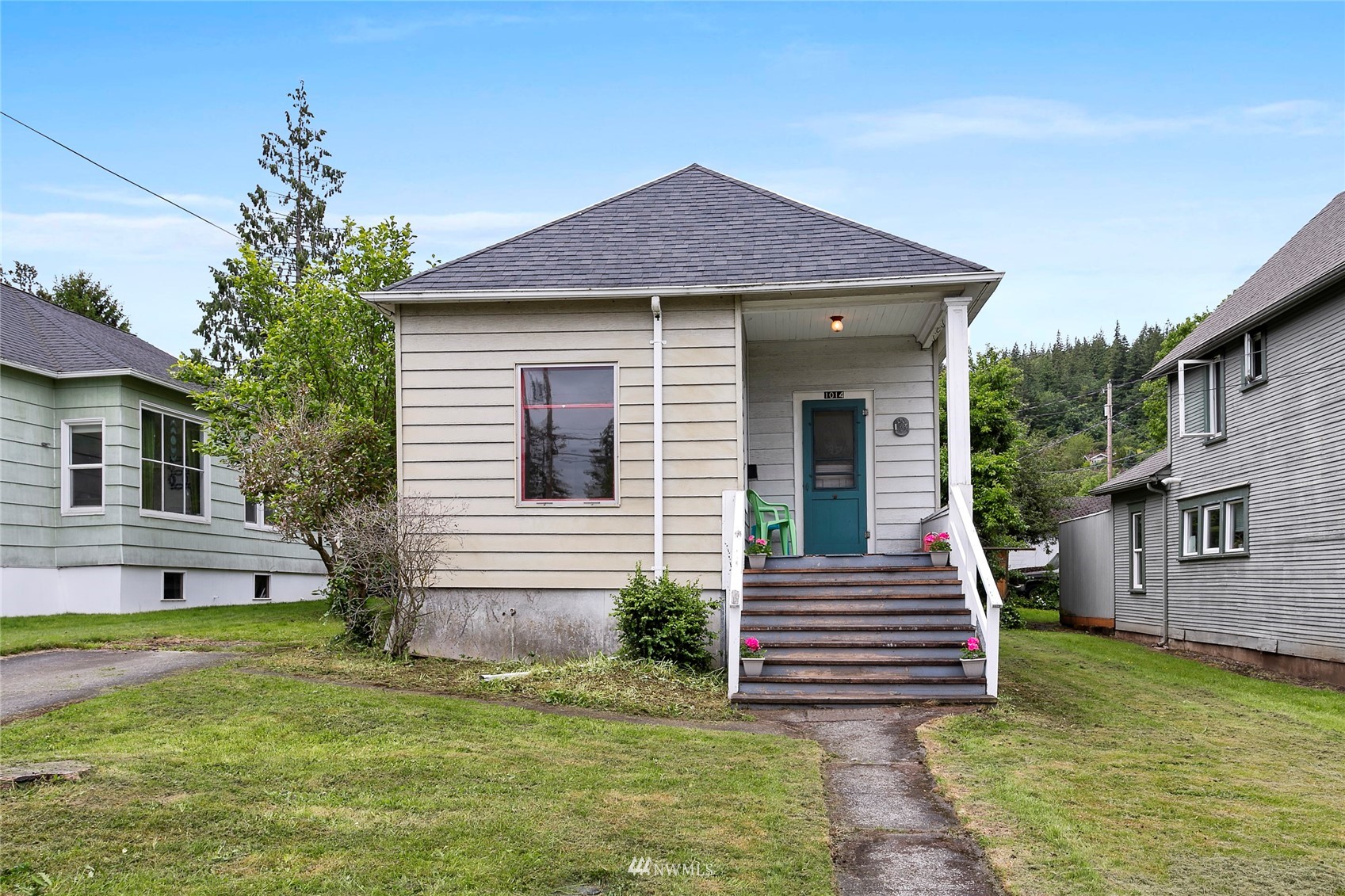 a view of a house with a yard