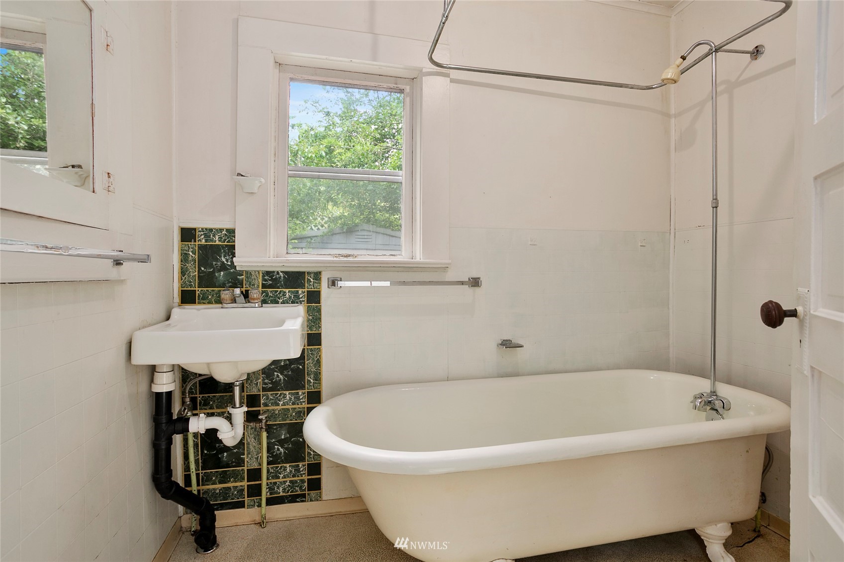 1014 East Maple Street Bellingham, WA 98225 - Photo 13 of 22 a white bath tub sitting next to a window