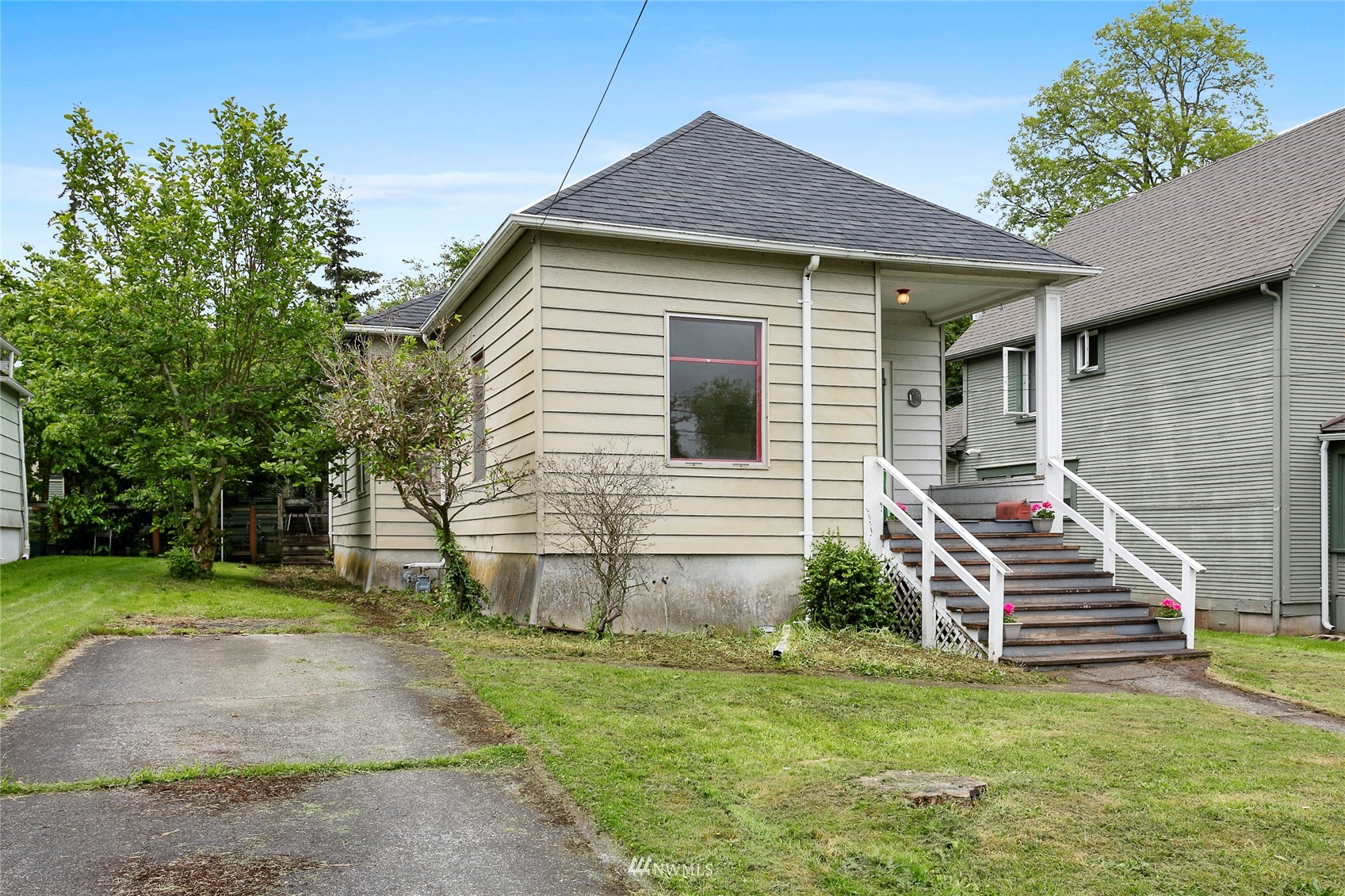 1014 East Maple Street Bellingham, WA 98225 - Photo 2 of 22 a view of a house with a yard