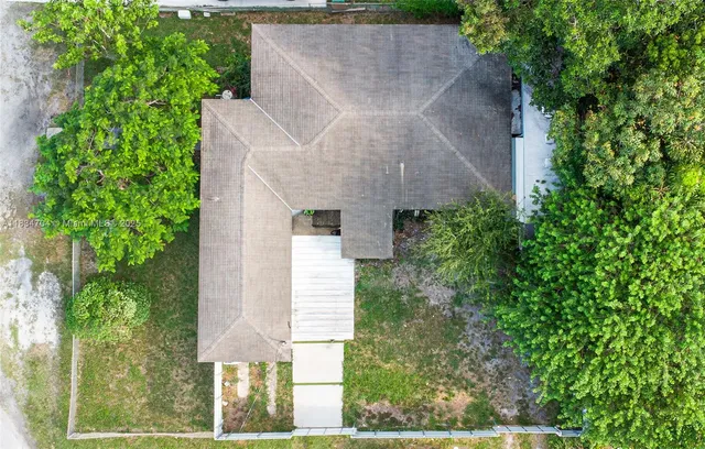 an aerial view of residential house with outdoor space and lake view