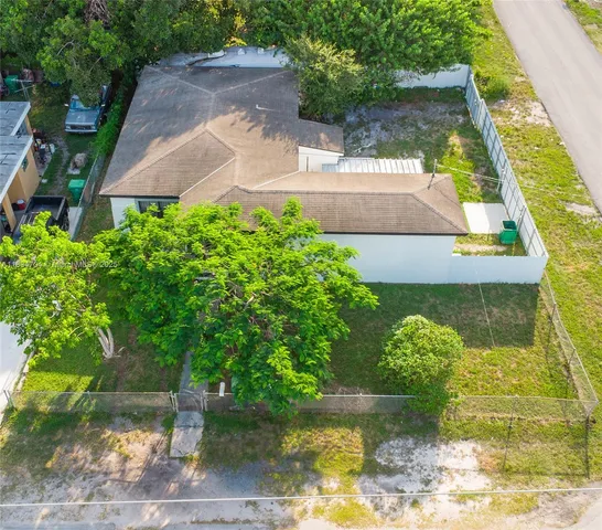 a view of a yard with plants