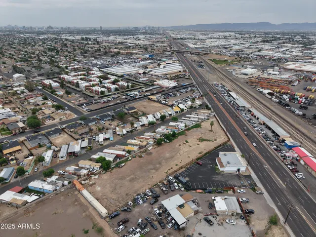 a view of a parking area