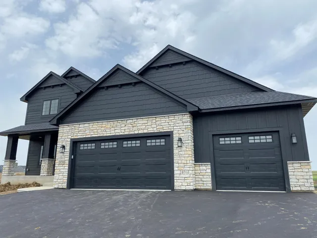 $981,599 | 4928 Parkside Circle, Eagan, MN 55123