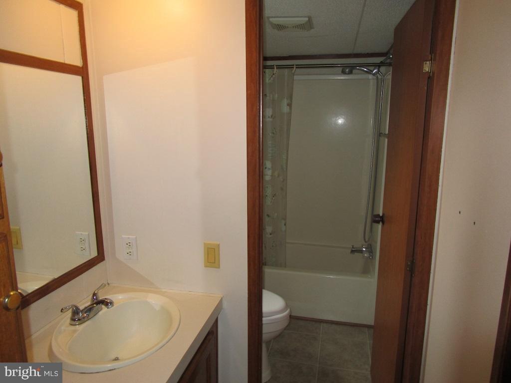 90 Knight Road, Unit 9 Gettysburg, PA 17325 - Photo 8 of 22 a bathroom with a sink toilet and shower