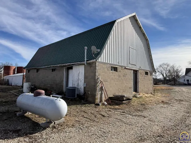 $390,000 | 1120 250th Road, Strong City, KS 66869