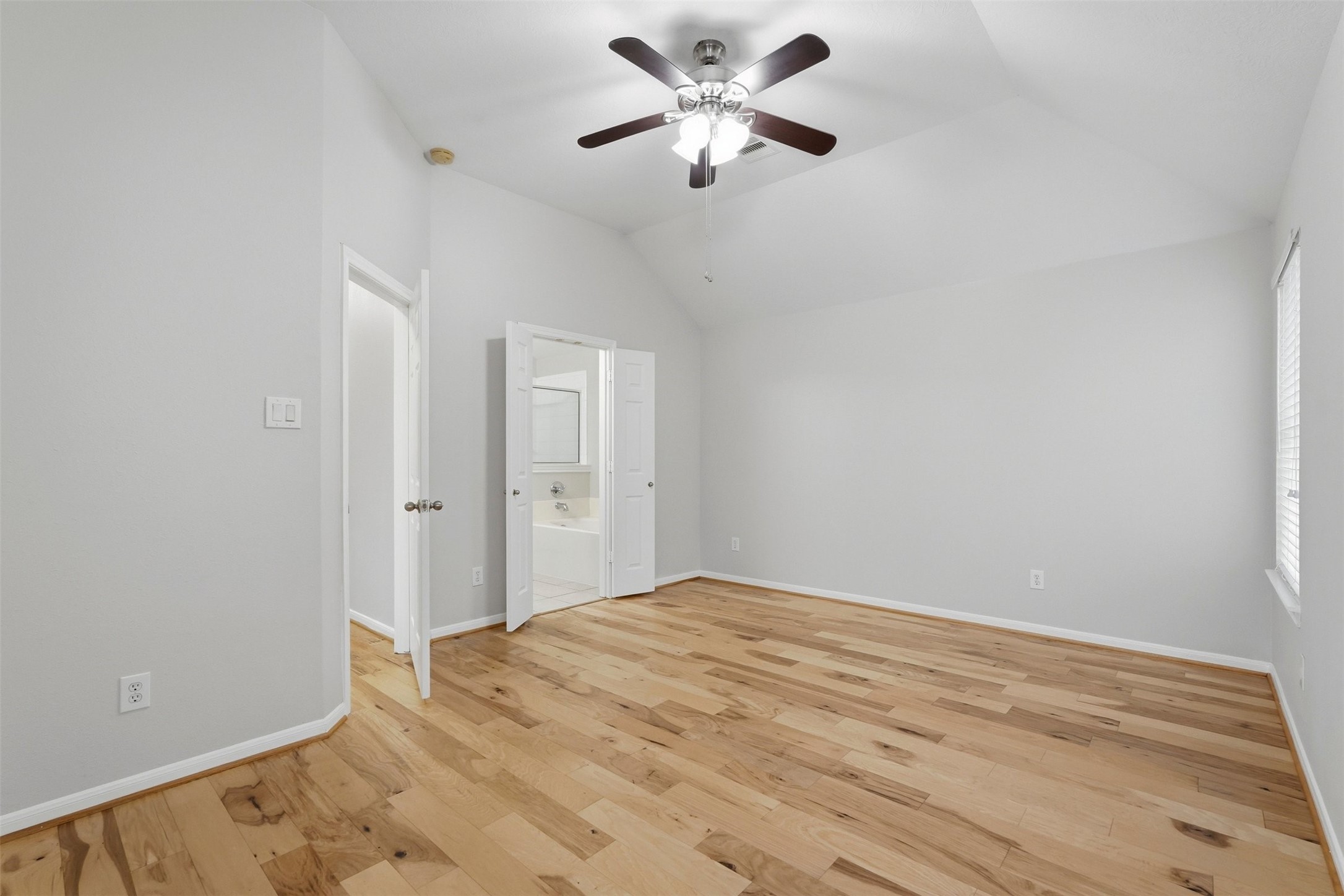 13218 South Point Lane Houston, TX 77034 - Photo 19 of 25 a view of a big room with carpet