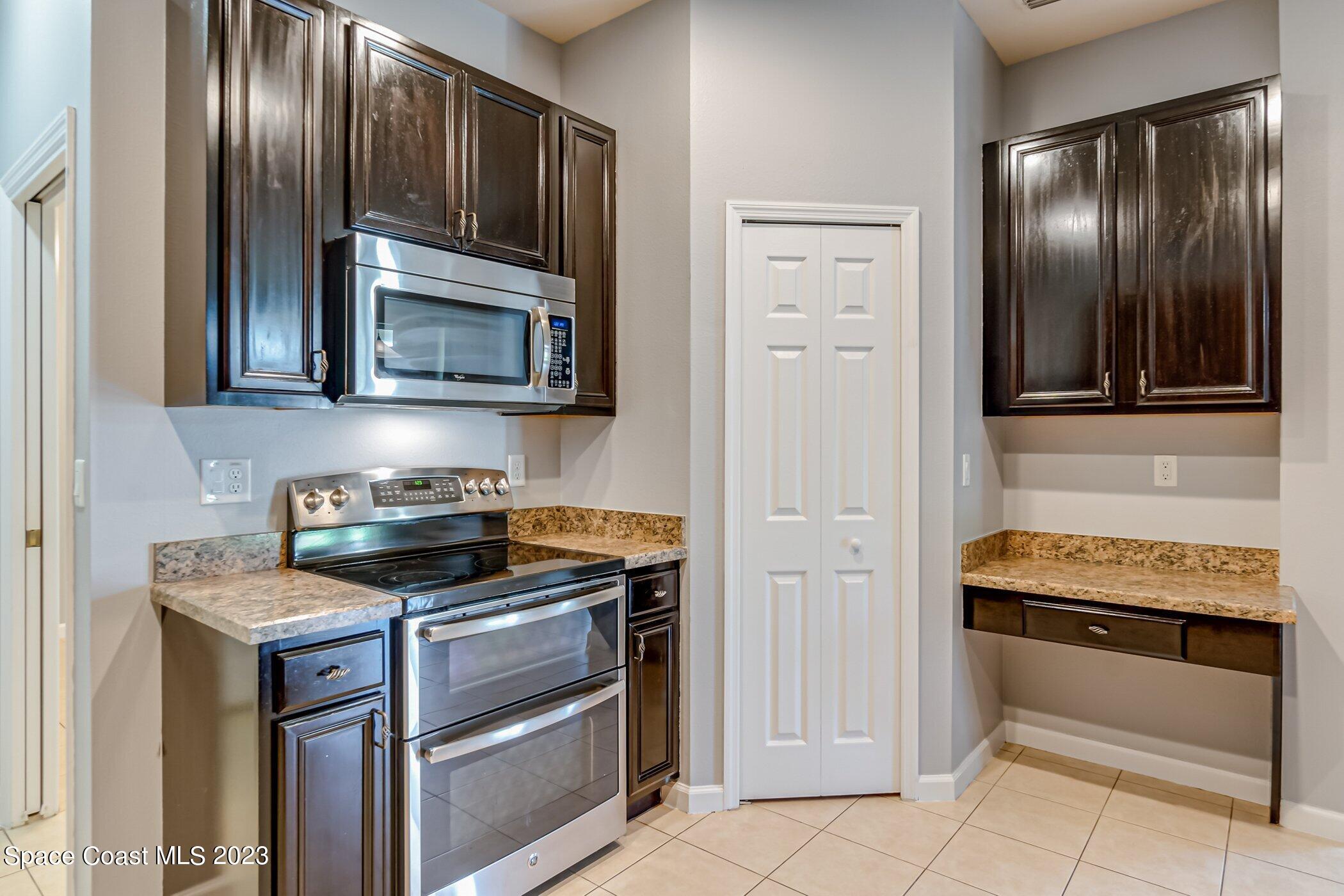 3194 Arden Circle Melbourne, FL 32934 - Photo 20 of 40 a kitchen with granite countertop stainless steel appliances and cabinets