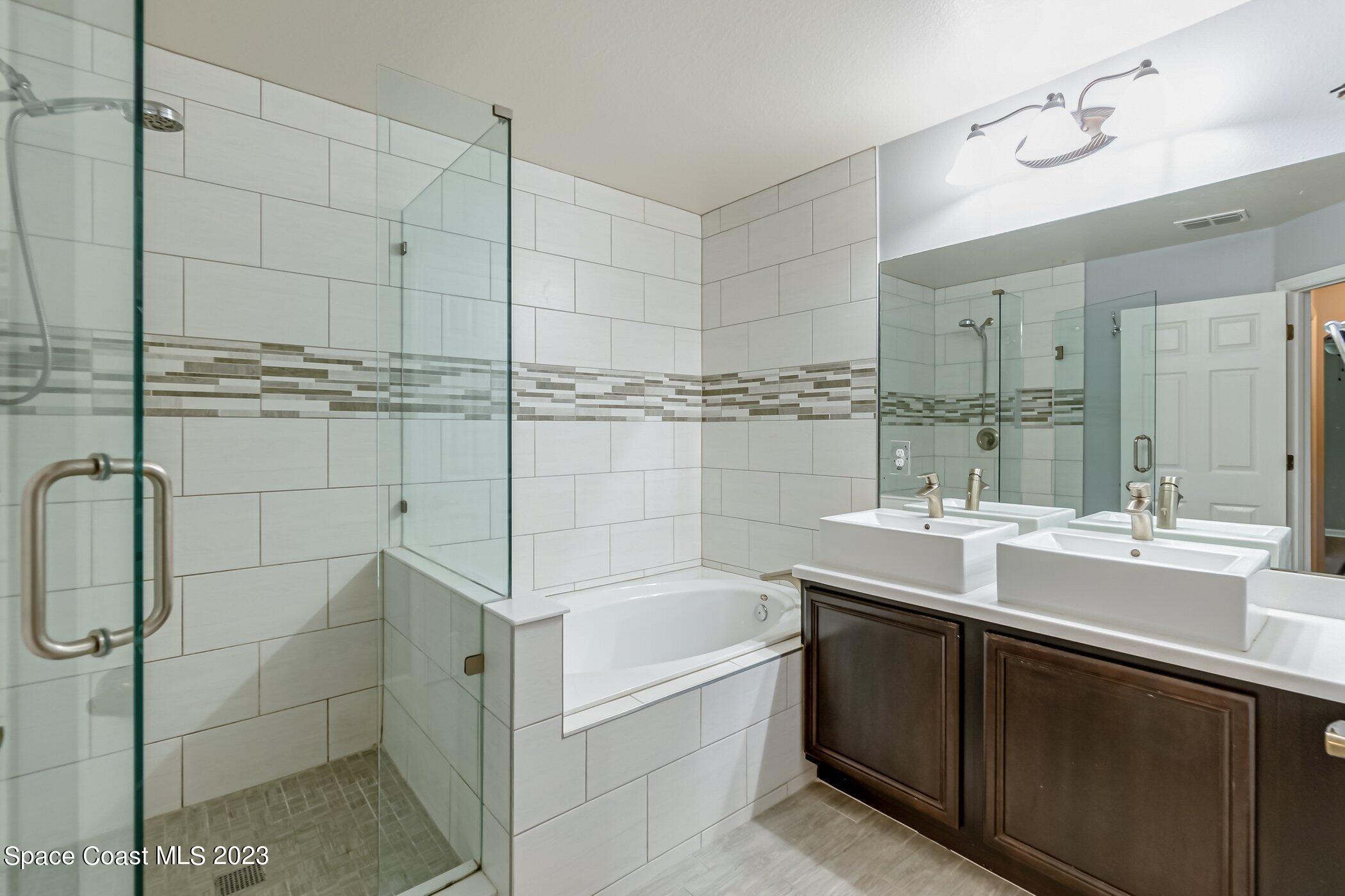 3194 Arden Circle Melbourne, FL 32934 - Photo 34 of 40 a bathroom with a bathtub and shower