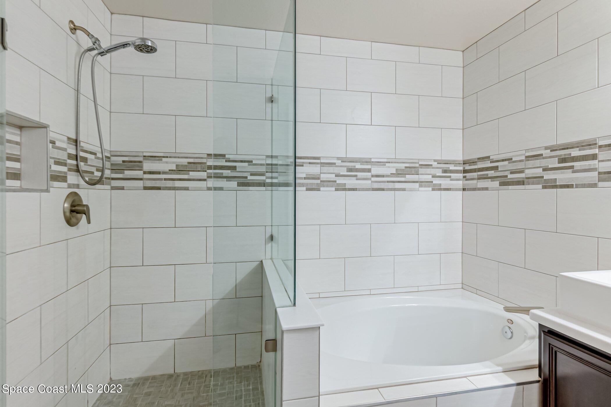 3194 Arden Circle Melbourne, FL 32934 - Photo 35 of 40 a bathroom with white shower and a bathtub