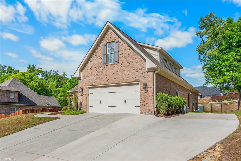 135 Bay Tree Lane Thomasville, NC 27360 - Photo 2 of 45
