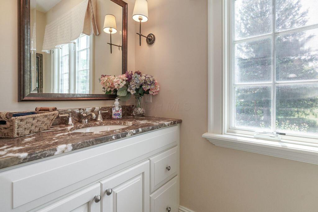 2462 Lane Road Columbus, OH 43220 - Photo 42 of 80 Full Bathroom 4