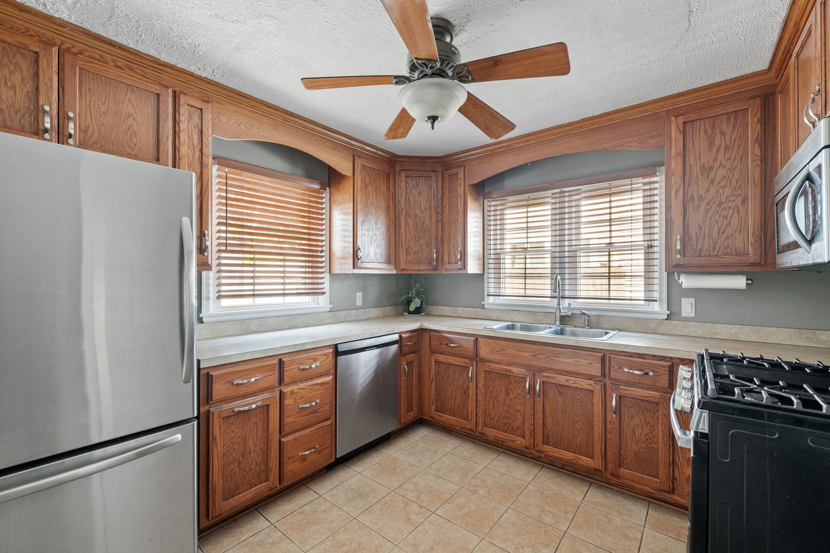 409 North Reed Street Joliet, IL 60435 - Photo 3 of 22 Gallery Image 3