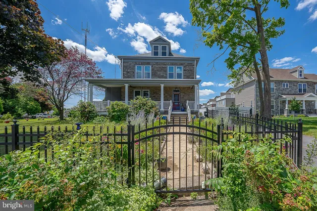 $2,995 | 7350 Ridge Avenue, Unit 2, Philadelphia, PA 19128