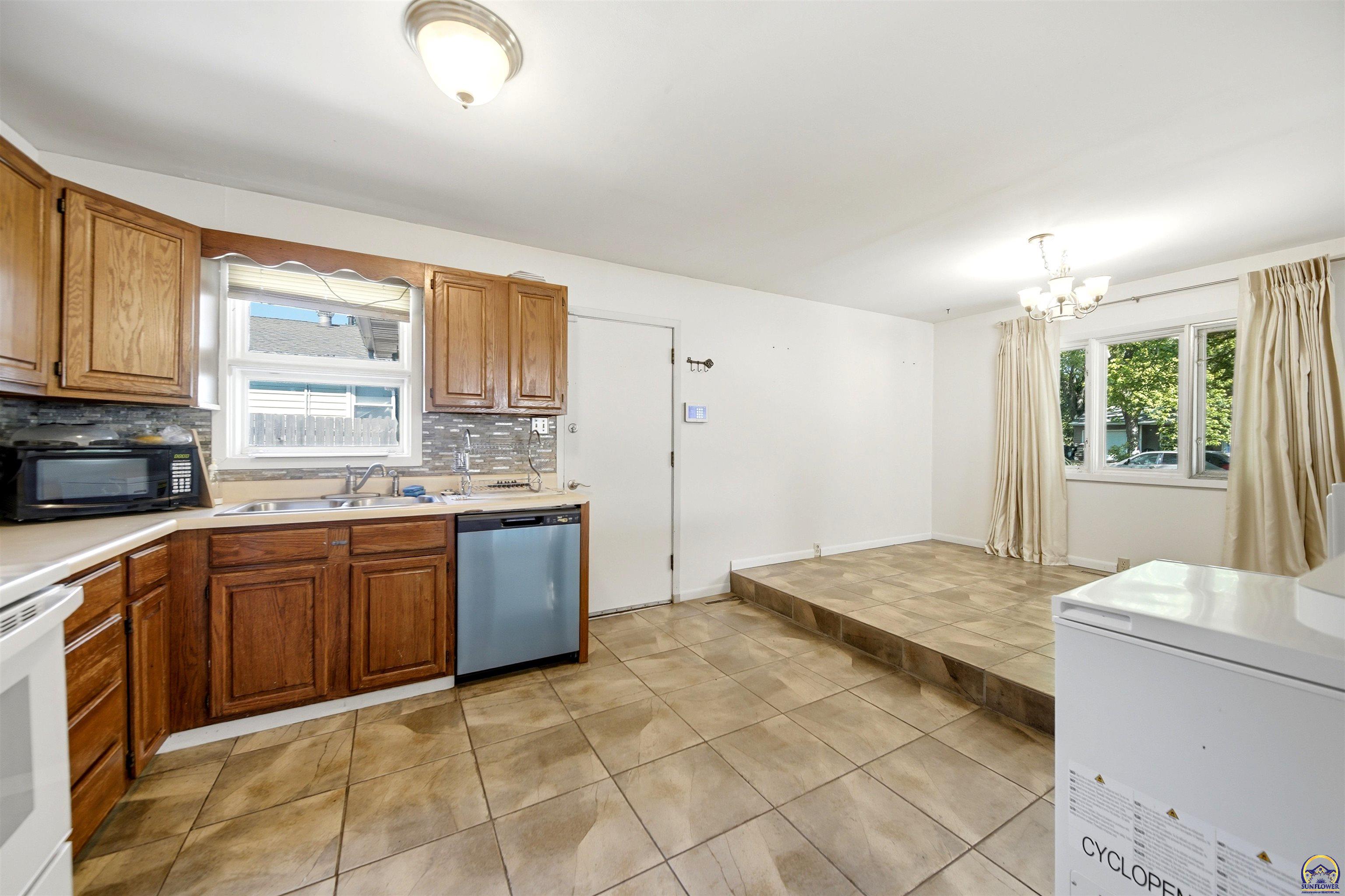 4751 Southwest 17th Terrace Topeka, KS 66604 - Photo 8 of 23